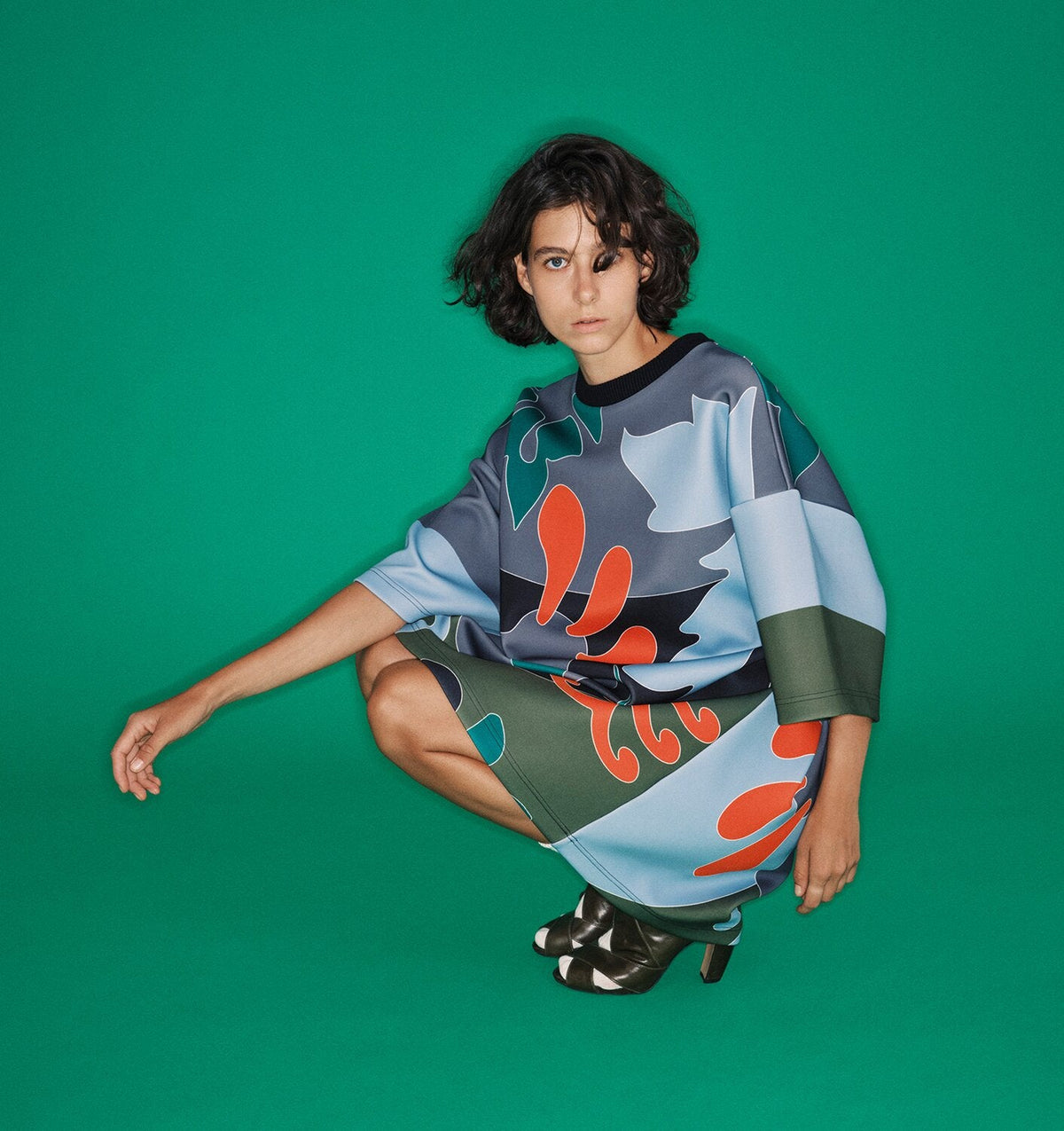 Campagne Essentiel Antwerp : ensemble imprime graphique sur fond vert, Le Shop 17 Cannes
