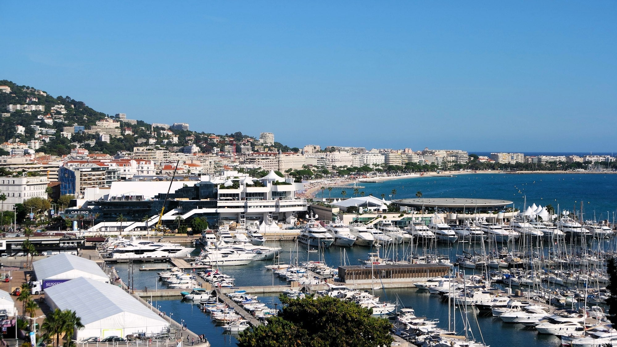 Vue du vieux port et du Suquet à Cannes, guide shopping Le Shop 17