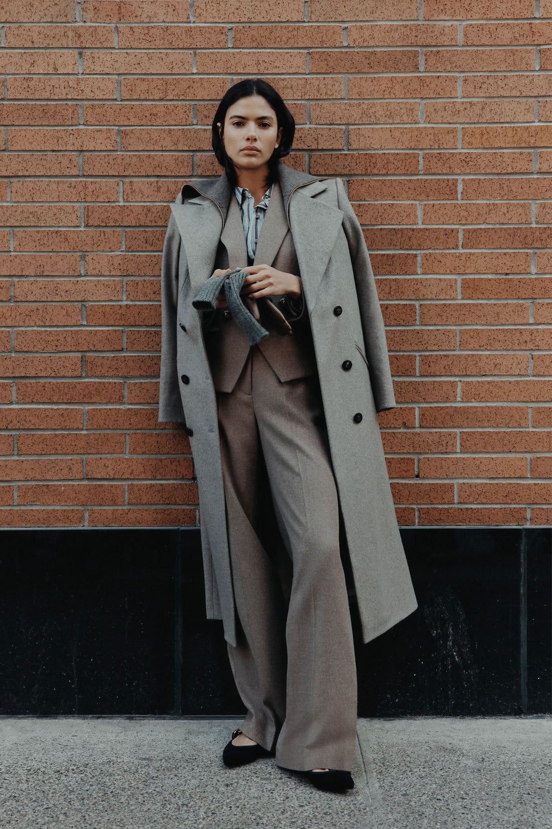 Campagne Veronica Beard, tailleur et manteau long dans les rues de New York
