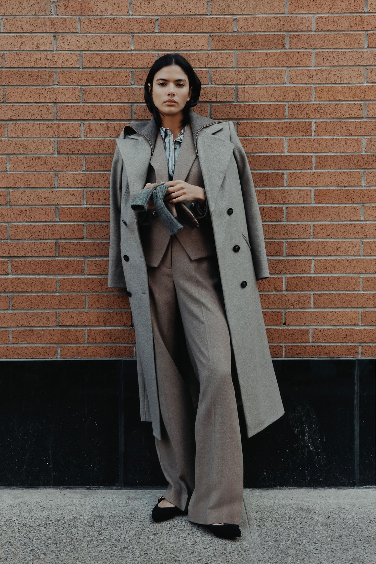 Campagne Veronica Beard, tailleur et manteau long dans les rues de New York