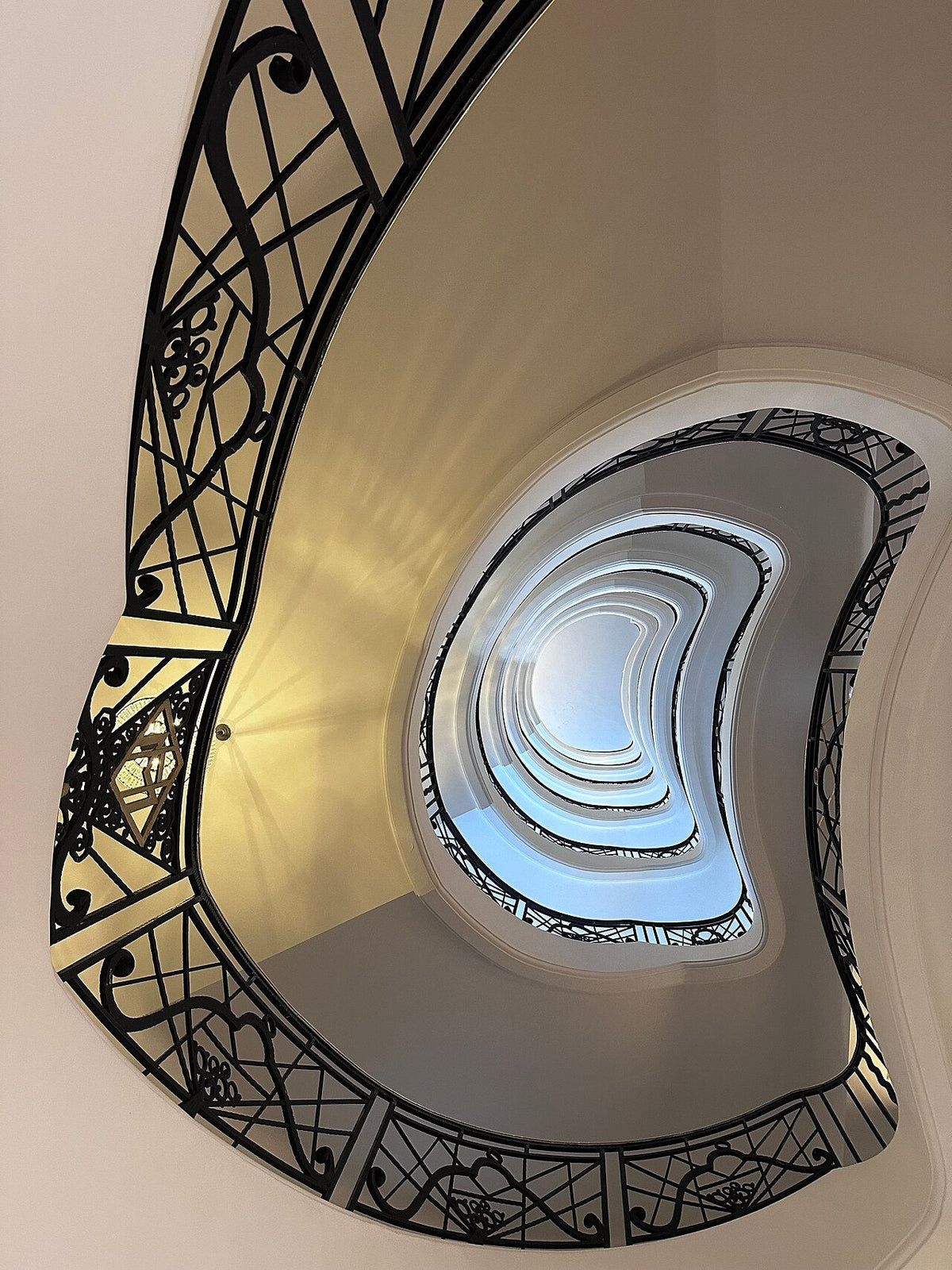 Grand escalier Art déco d'un palace de la Croisette, shopping de luxe à Cannes, Le Shop 17 Cannes
