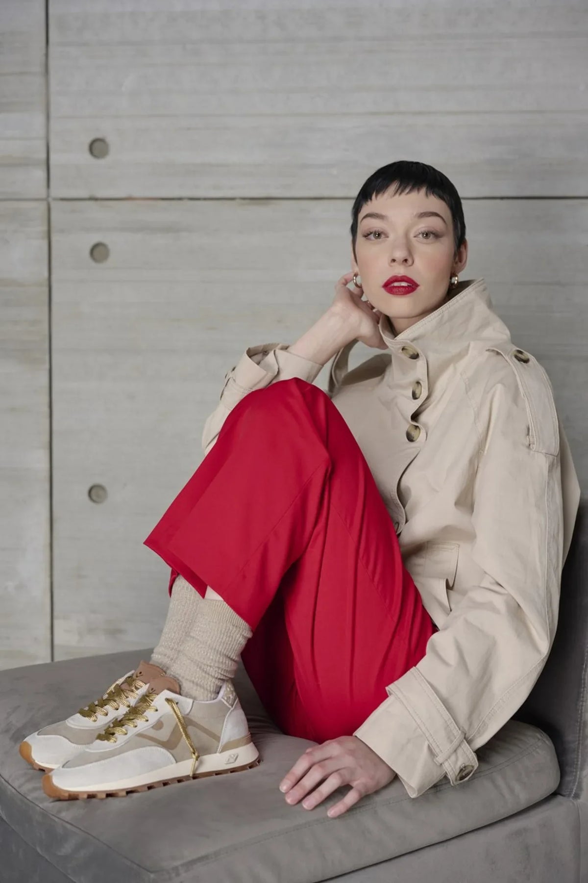 Femme en trench beige et pantalon rouge portant des sneakers No Map Society Veloce, Le Shop 17 Cannes