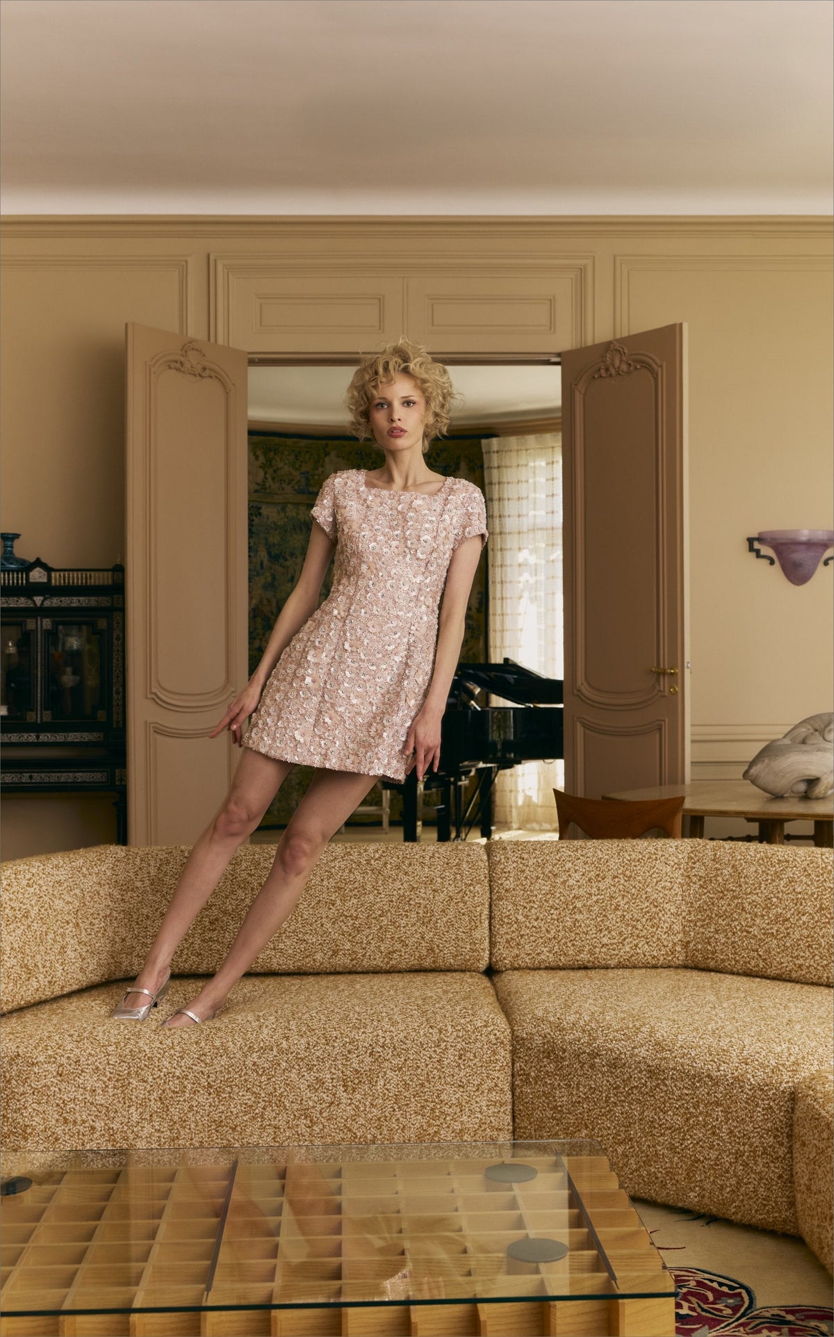 Campagne Paul & Joe automne-hiver 2026 La Vie Parisienne, robe courte brodée dans un salon parisien, Le Shop 17 Cannes