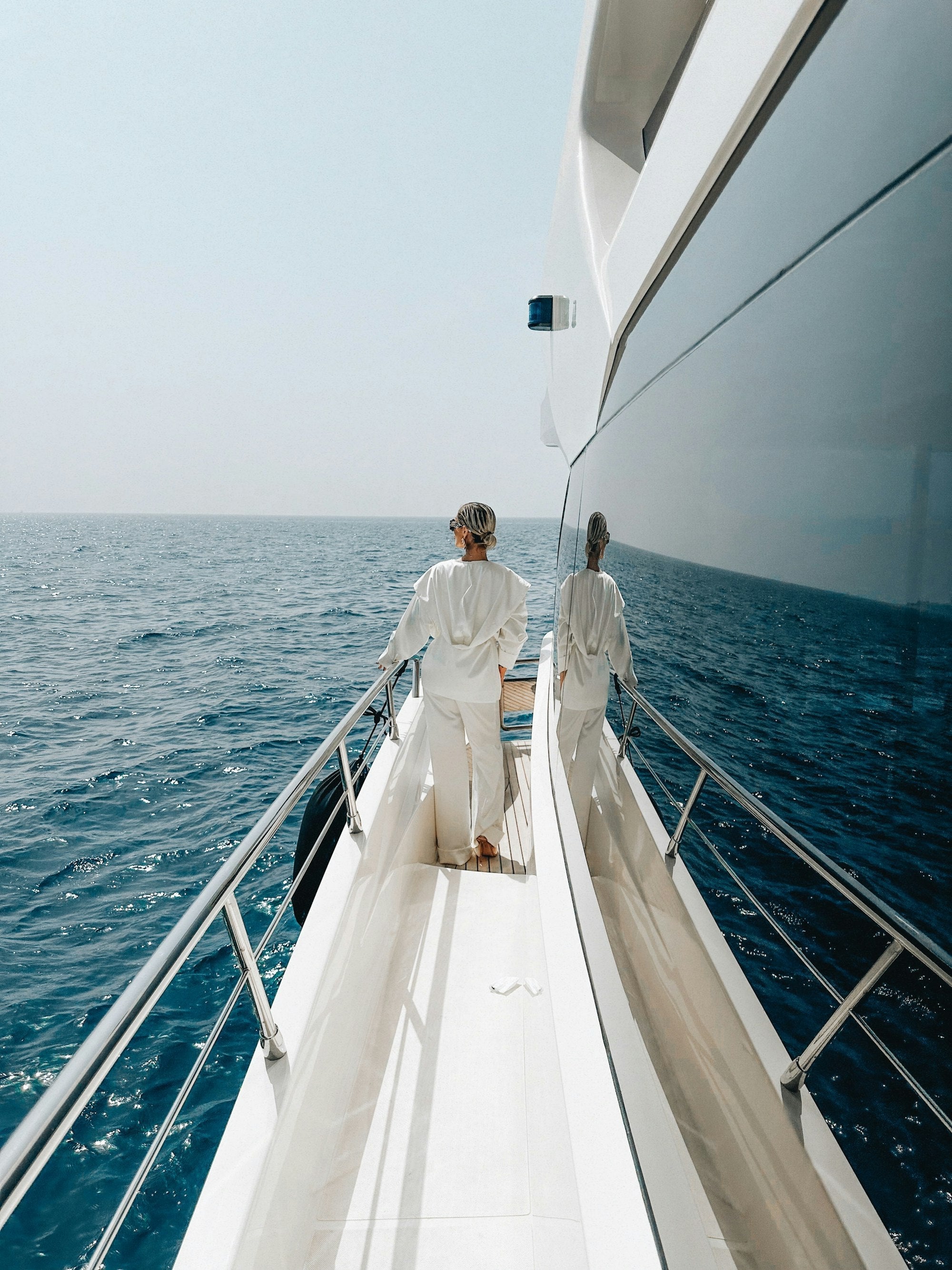 Tenue blanche fluide sur le pont d'un yacht à Cannes, dîner à bord Le Shop 17
