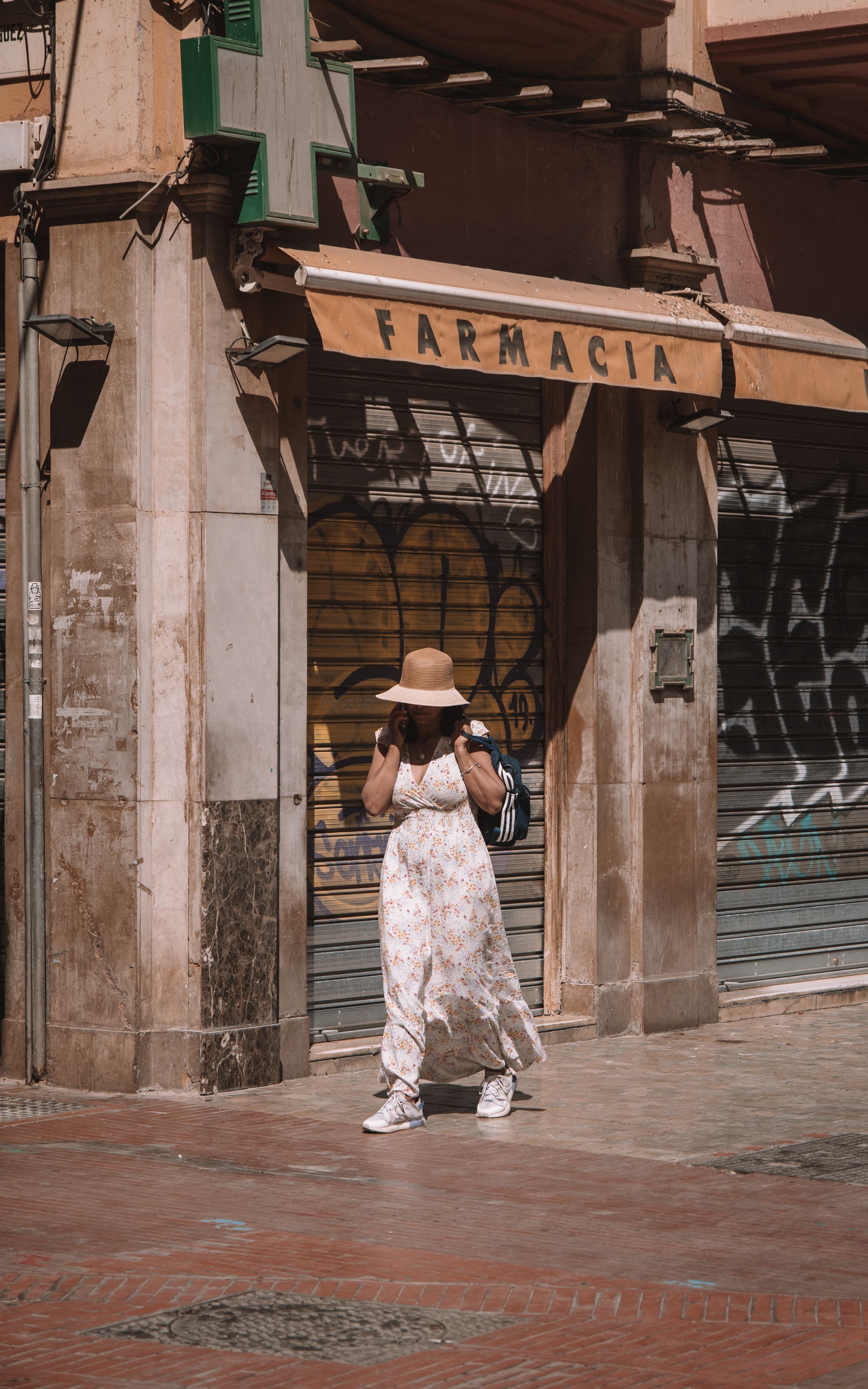 Robe blanche et capeline pour une soirée dress code blanc sur la Côte d'Azur, Le Shop 17 Cannes