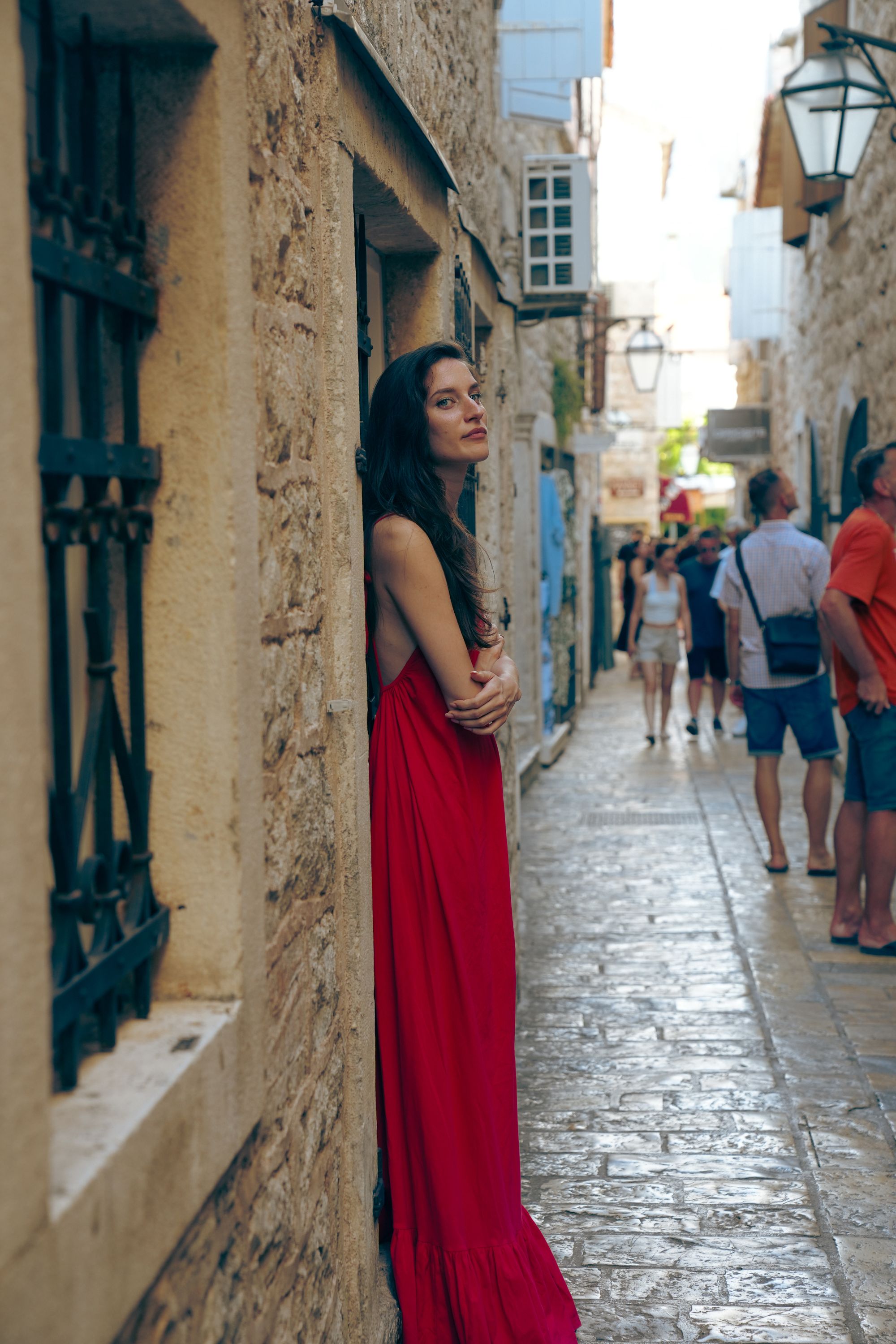 Robe rouge longue dans une ruelle mediterraneenne, tenue de vernissage et soiree privee, Le Shop 17 Cannes