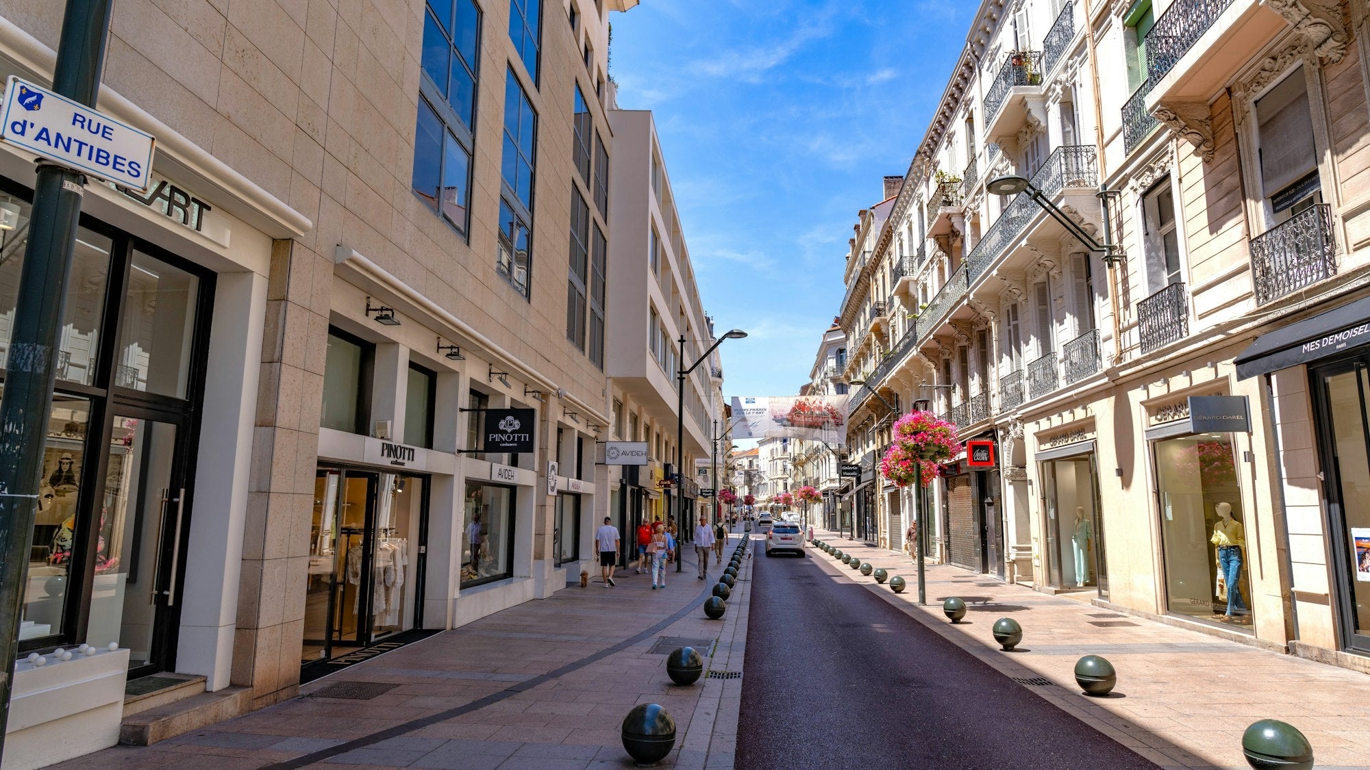 Rue commercante ensoleillee sur la Cote d'Azur, Le Shop 17 Cannes