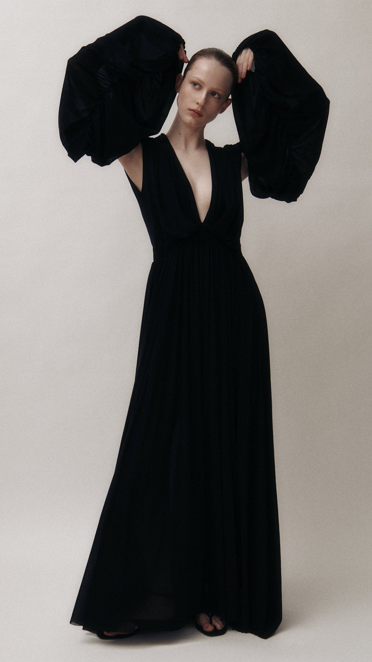 Campagne Philosophy di Lorenzo Serafini, robe longue noire, Le Shop 17 Cannes