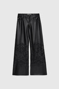 PANTALON EVASĖ EN FAUX-CUIR AVEC BRODERIE ANGLAISE