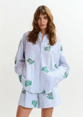 Chemise blanc cassé à fines rayures bleu clair et broderie