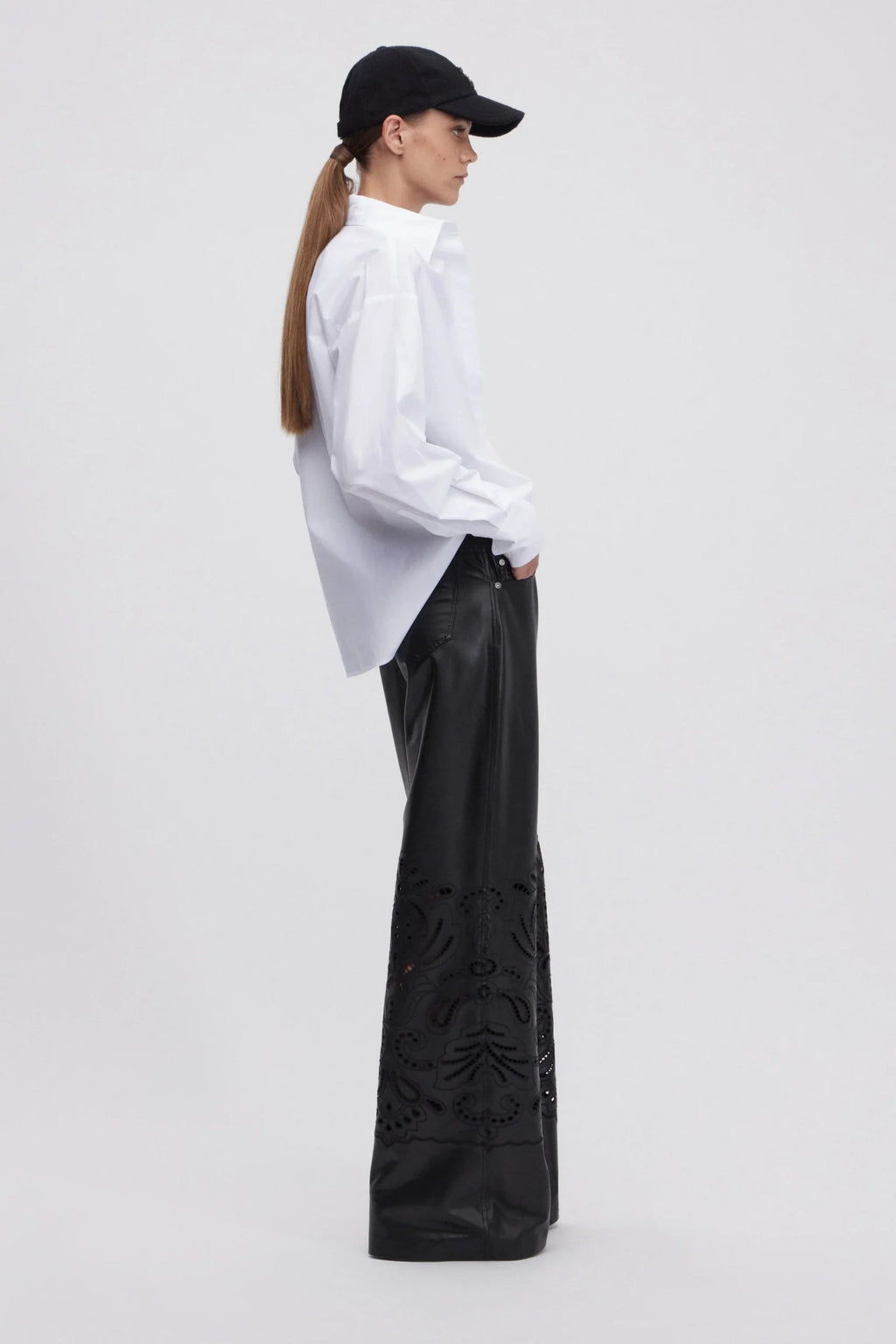 PANTALON EVASĖ EN FAUX-CUIR AVEC BRODERIE ANGLAISE