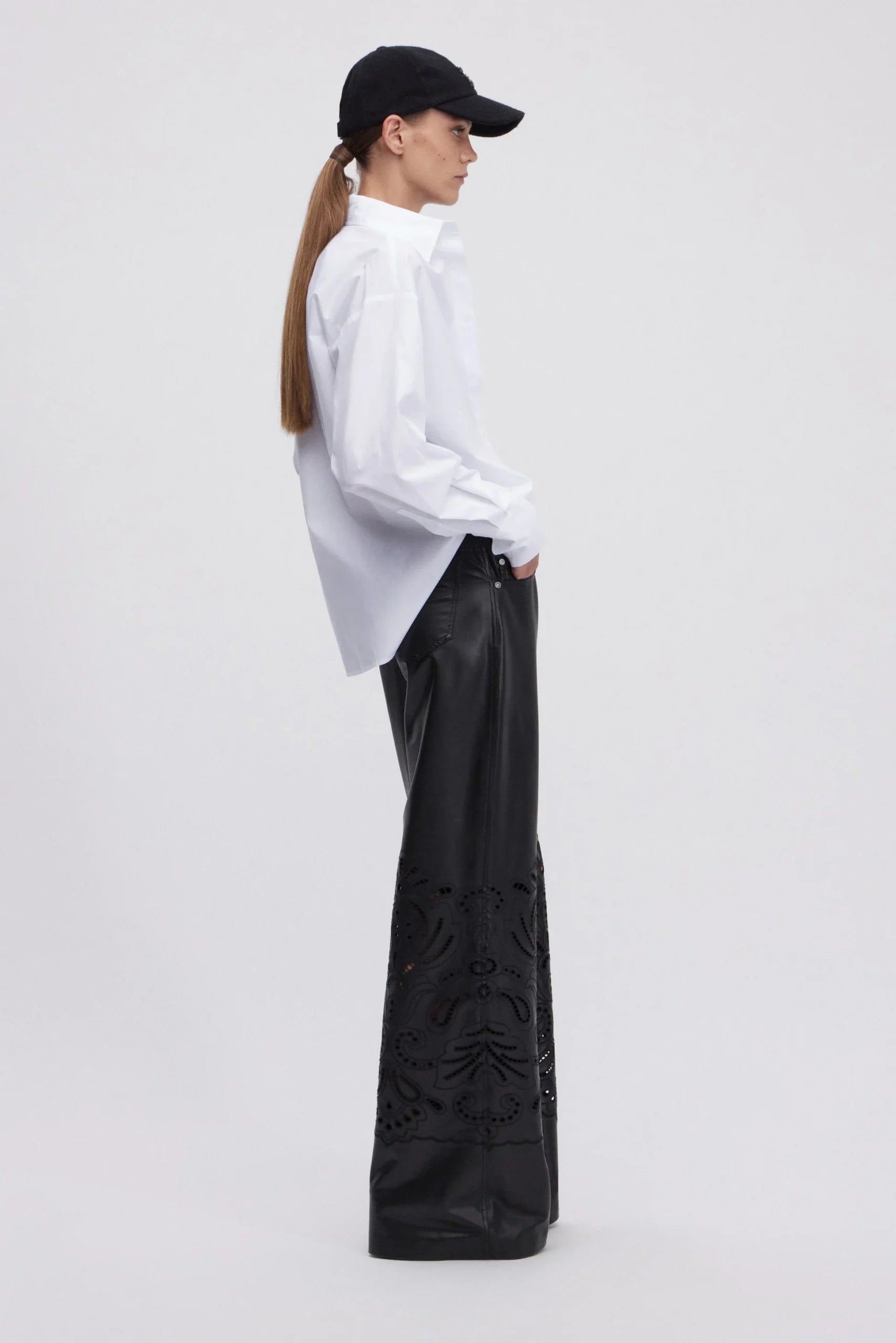 PANTALON EVASĖ EN FAUX-CUIR AVEC BRODERIE ANGLAISE