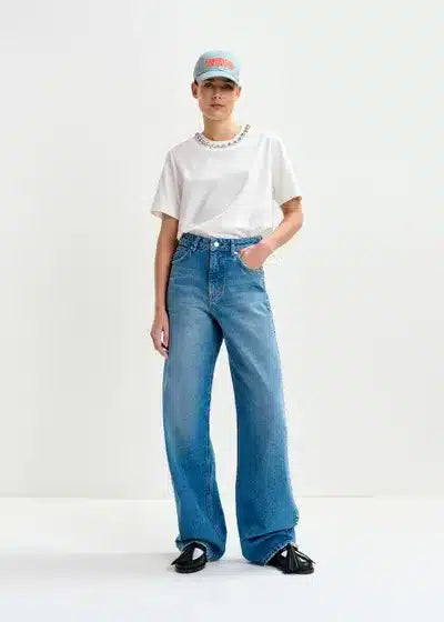 Jean droit bleu avec perles et clous décoratifs