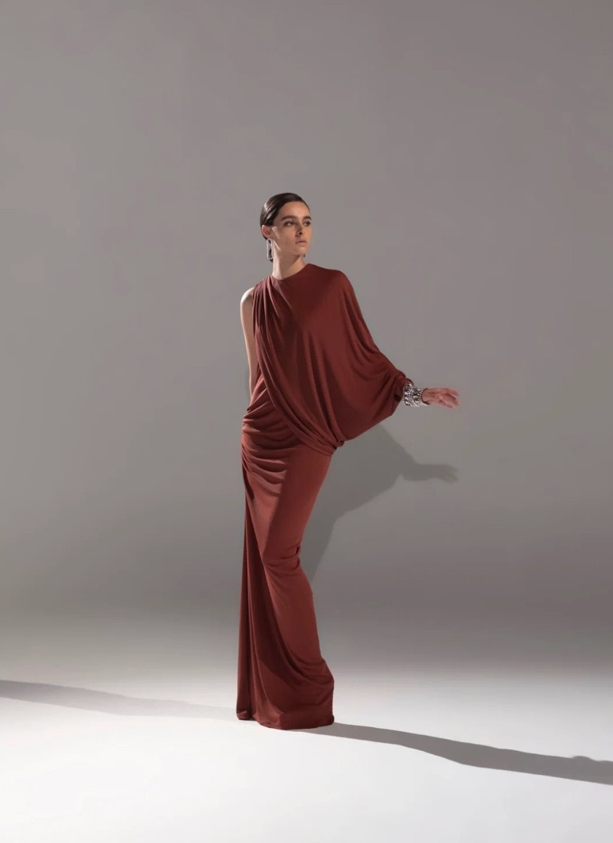 robe longue asymétrique à manches chauve souris en Jersey cognac drapé , poignée en cristal