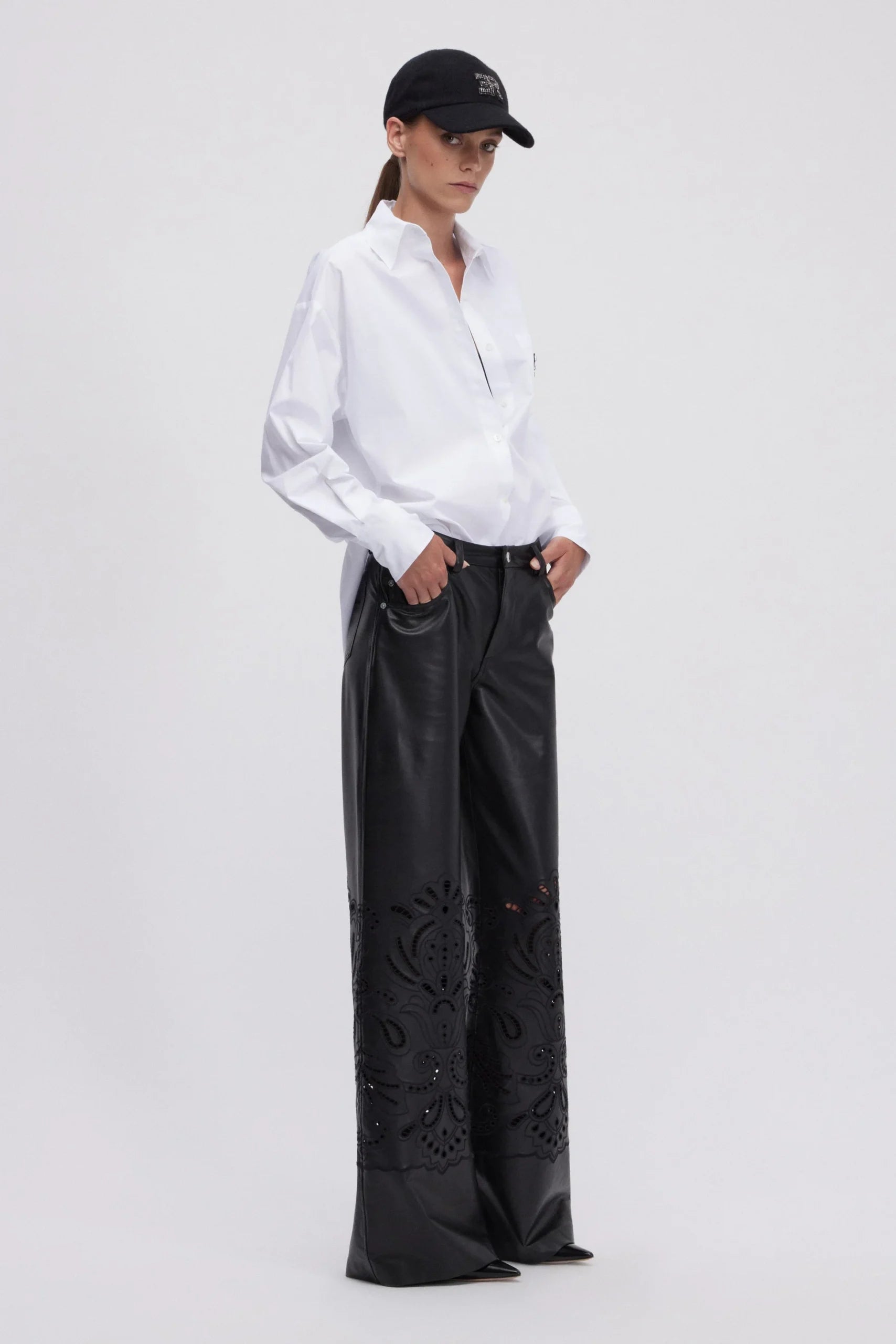 PANTALON EVASĖ EN FAUX-CUIR AVEC BRODERIE ANGLAISE