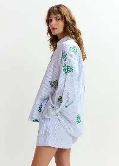 Chemise blanc cassé à fines rayures bleu clair et broderie
