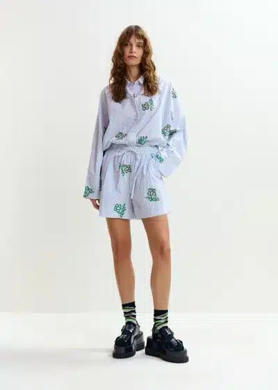 Mini short blanc cassé à fines rayures bleu clair et broderies