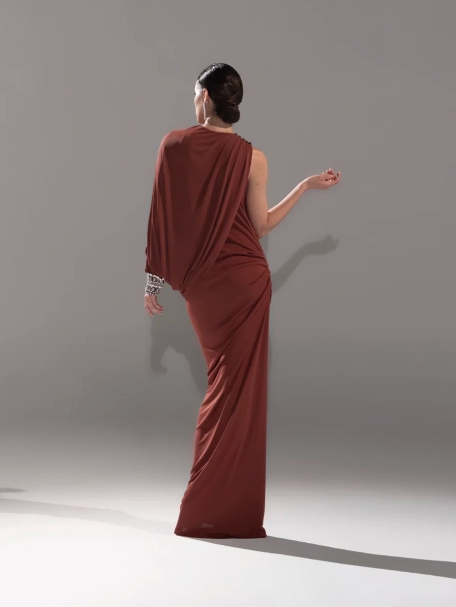 robe longue asymétrique à manches chauve souris en Jersey cognac drapé , poignée en cristal