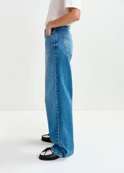 Jean droit bleu avec perles et clous décoratifs
