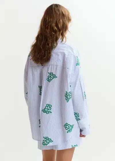 Chemise blanc cassé à fines rayures bleu clair et broderie