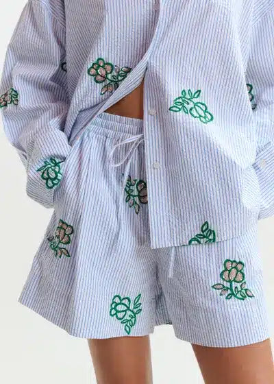 Mini short blanc cassé à fines rayures bleu clair et broderies