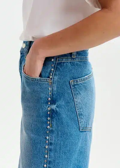 Jean droit bleu avec perles et clous décoratifs