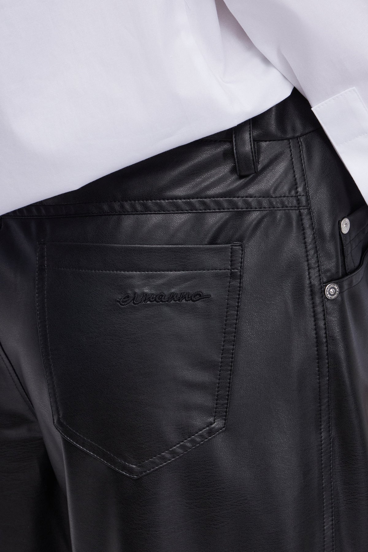 PANTALON ÉVASÉ EN FAUX-CUIR AVEC BRODERIE ANGLAISE