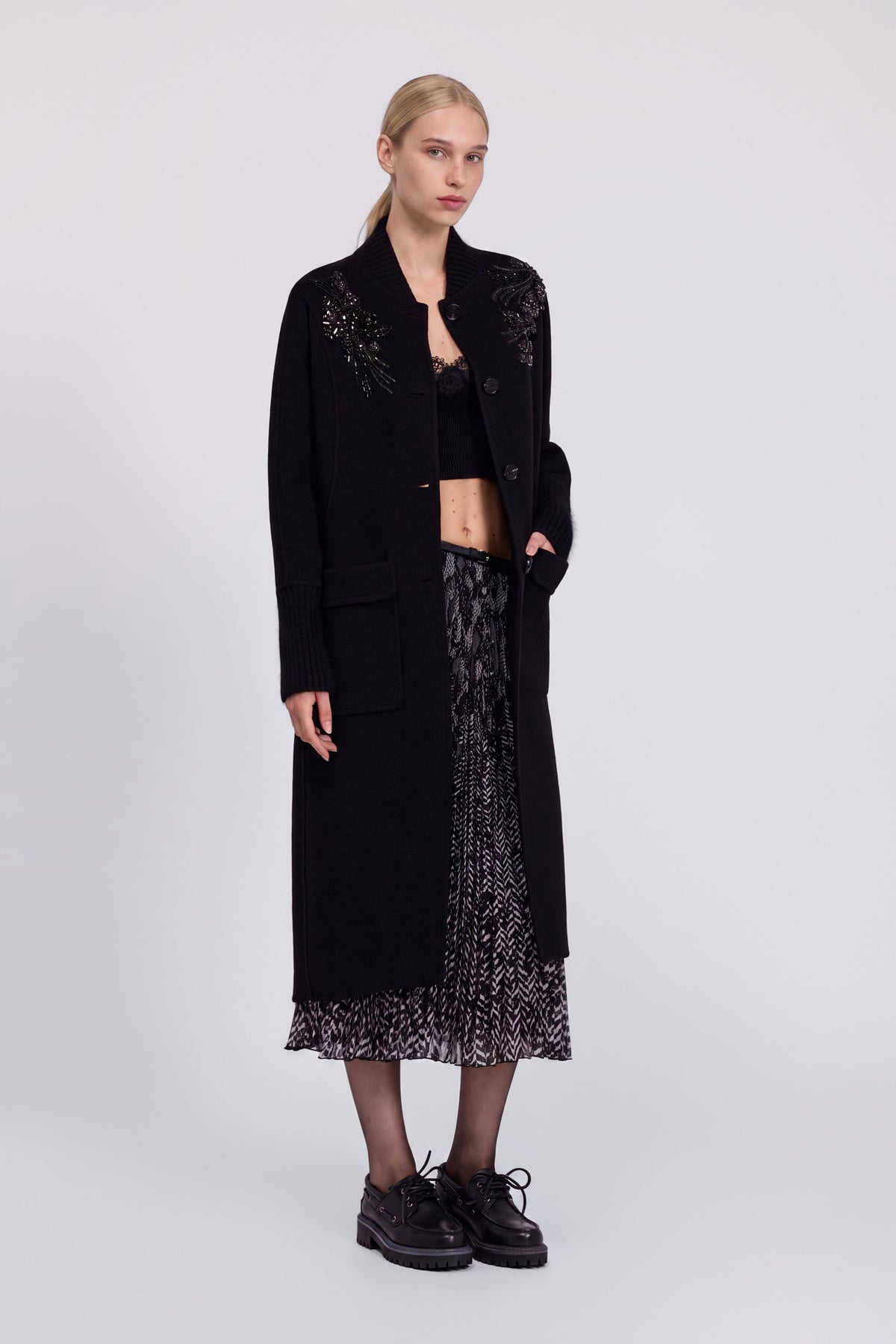 Manteau noir à broderies bijou et col côtelé