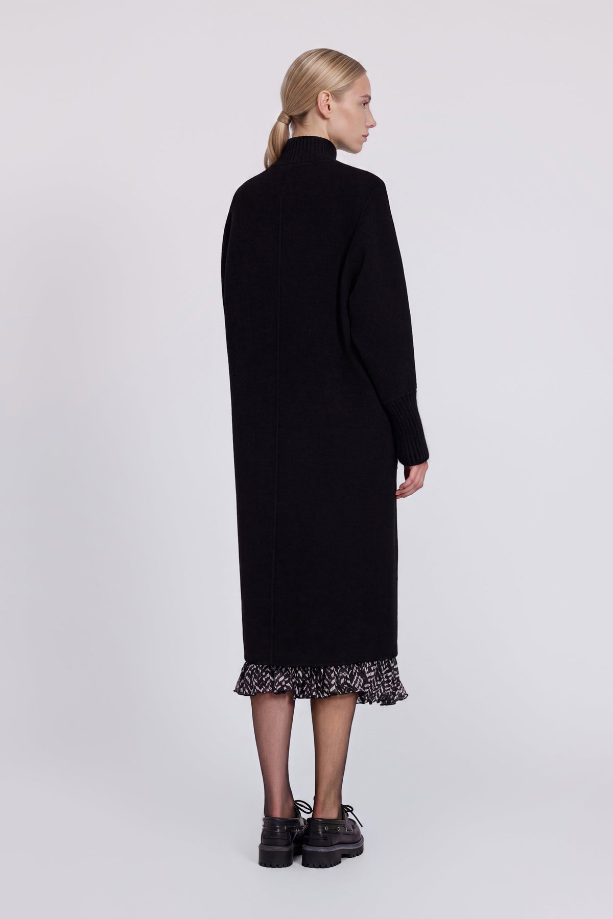 Manteau noir à broderies bijou et col côtelé