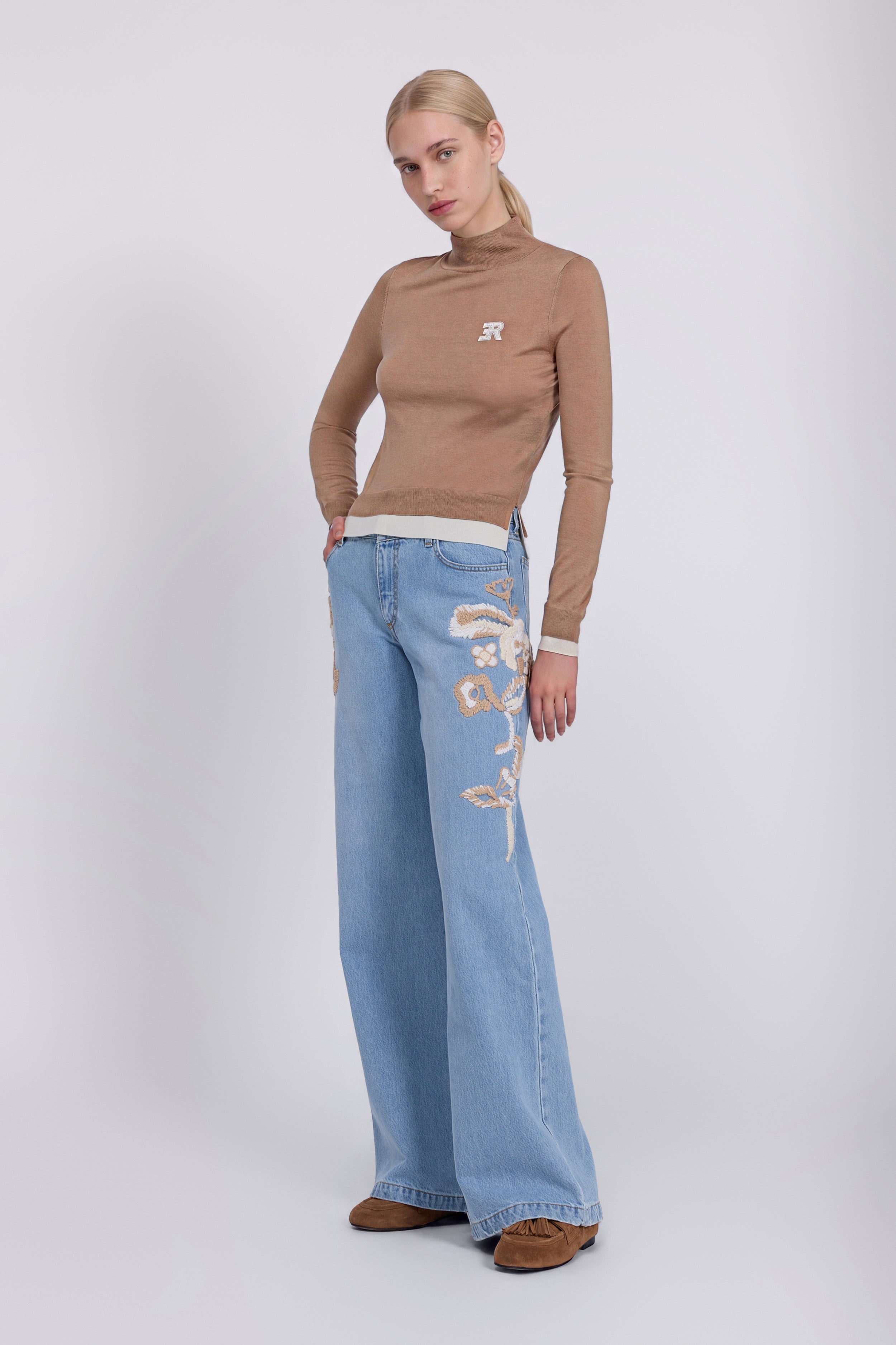 JEAN FLARE AVEC BRODERIES FLORALES
