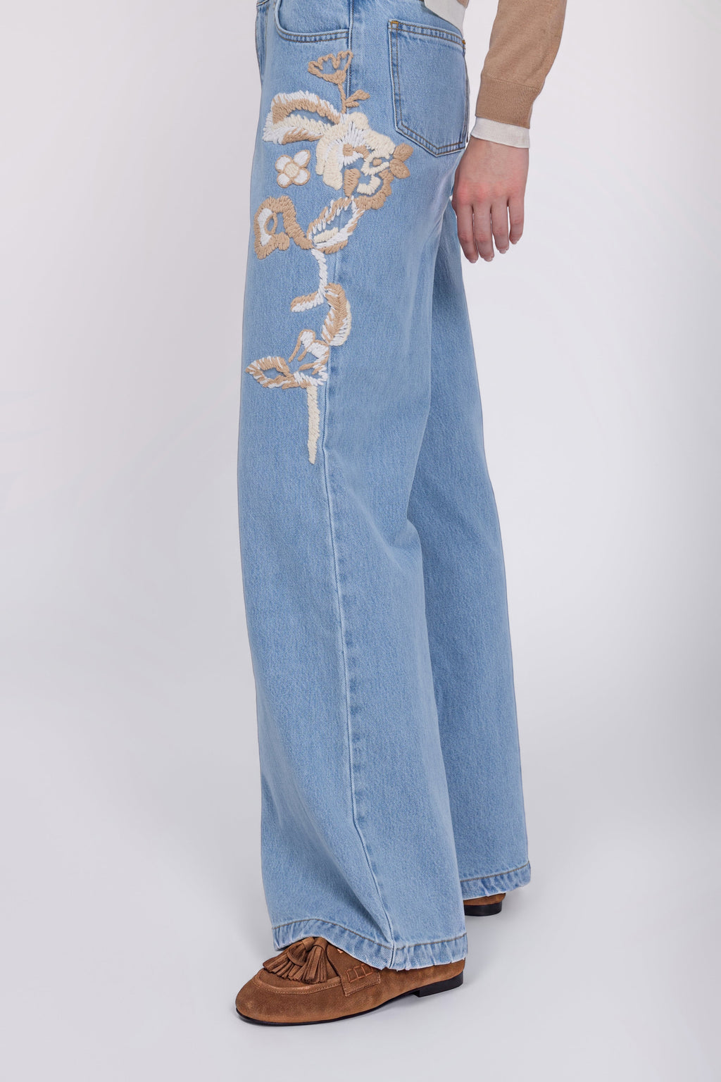 JEAN FLARE AVEC BRODERIES FLORALES