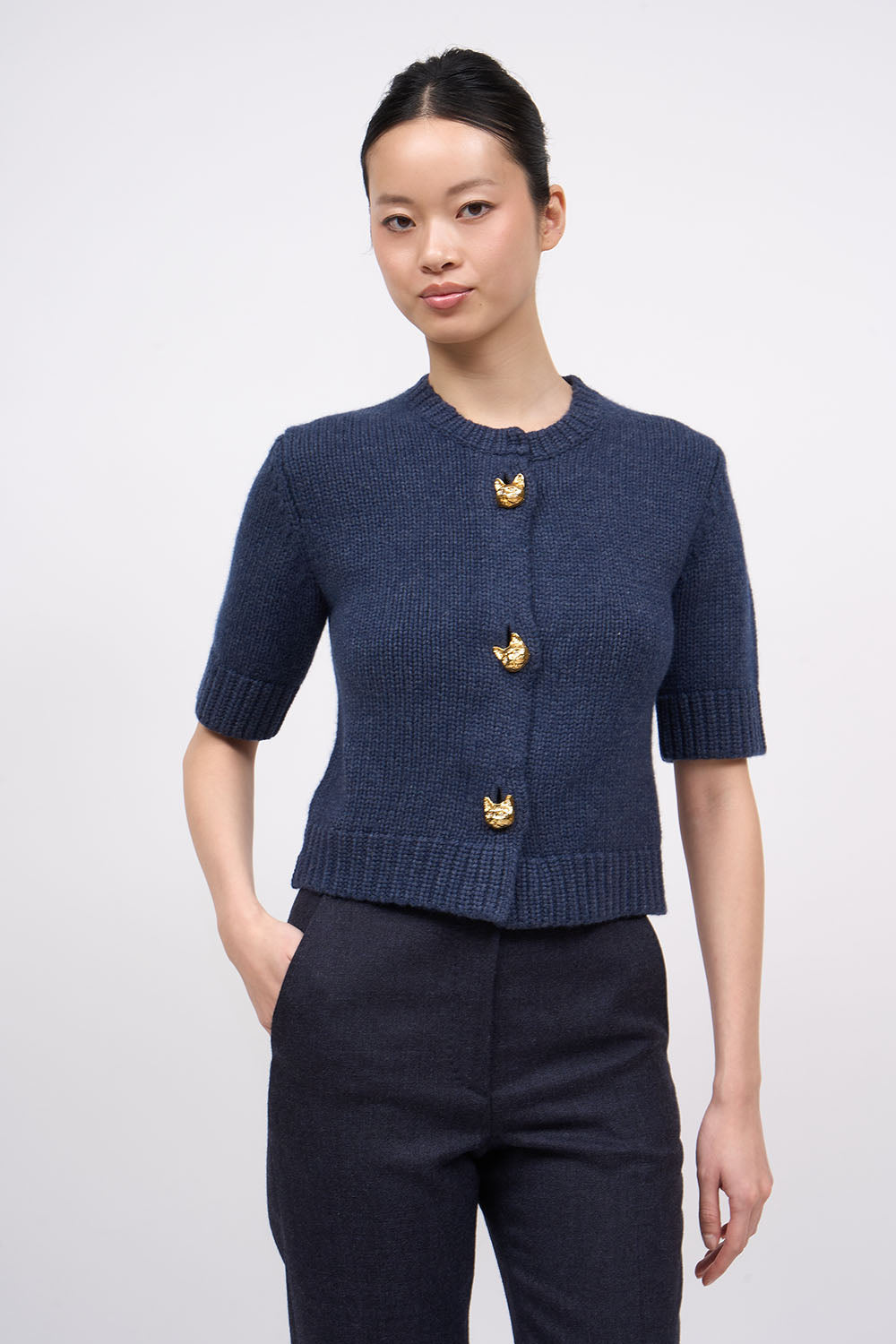Cardigan Matou manches courtes en cachemire mélangé off white boutons chat gold