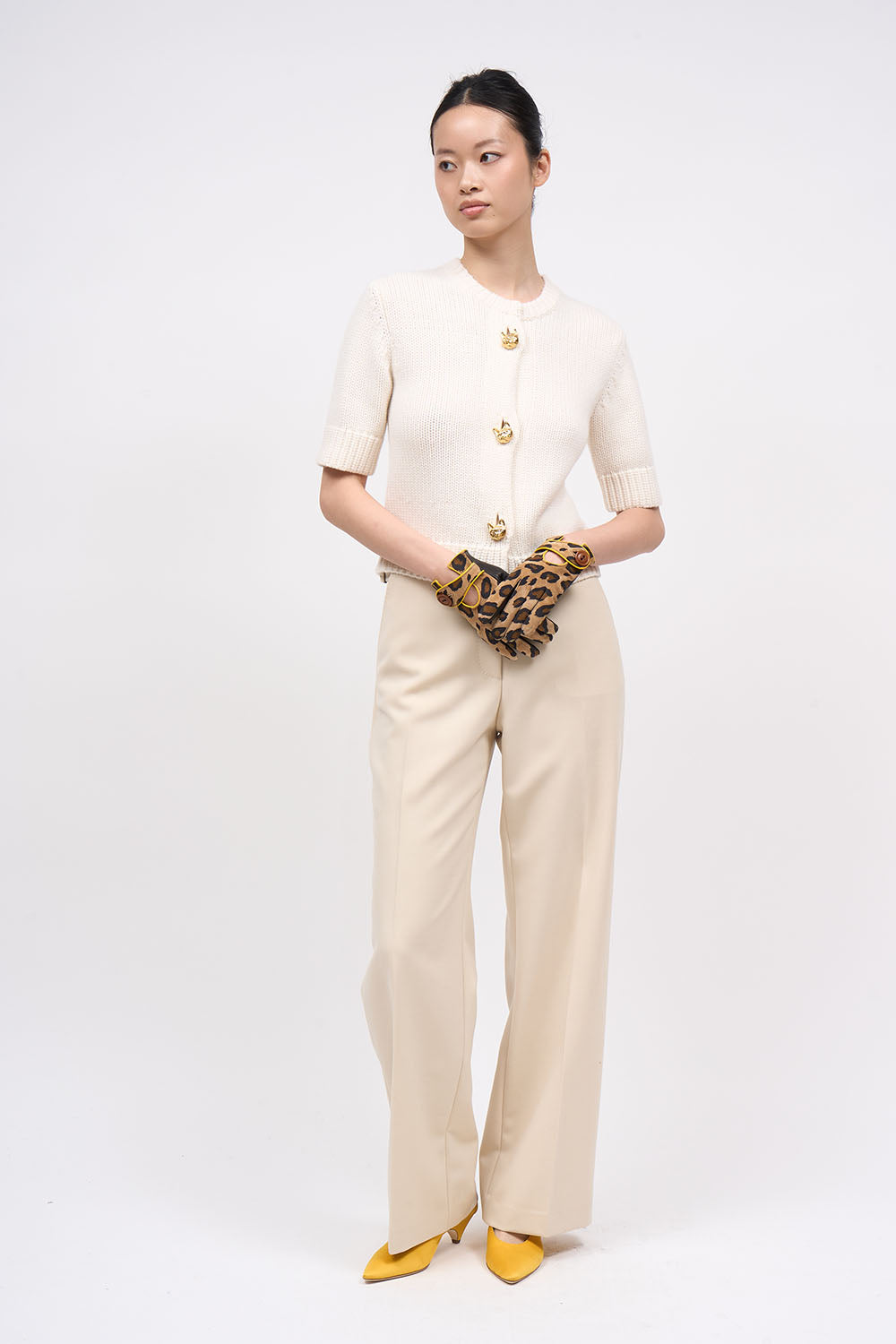 Cardigan Matou manches courtes en cachemire mélangé off white boutons chat gold