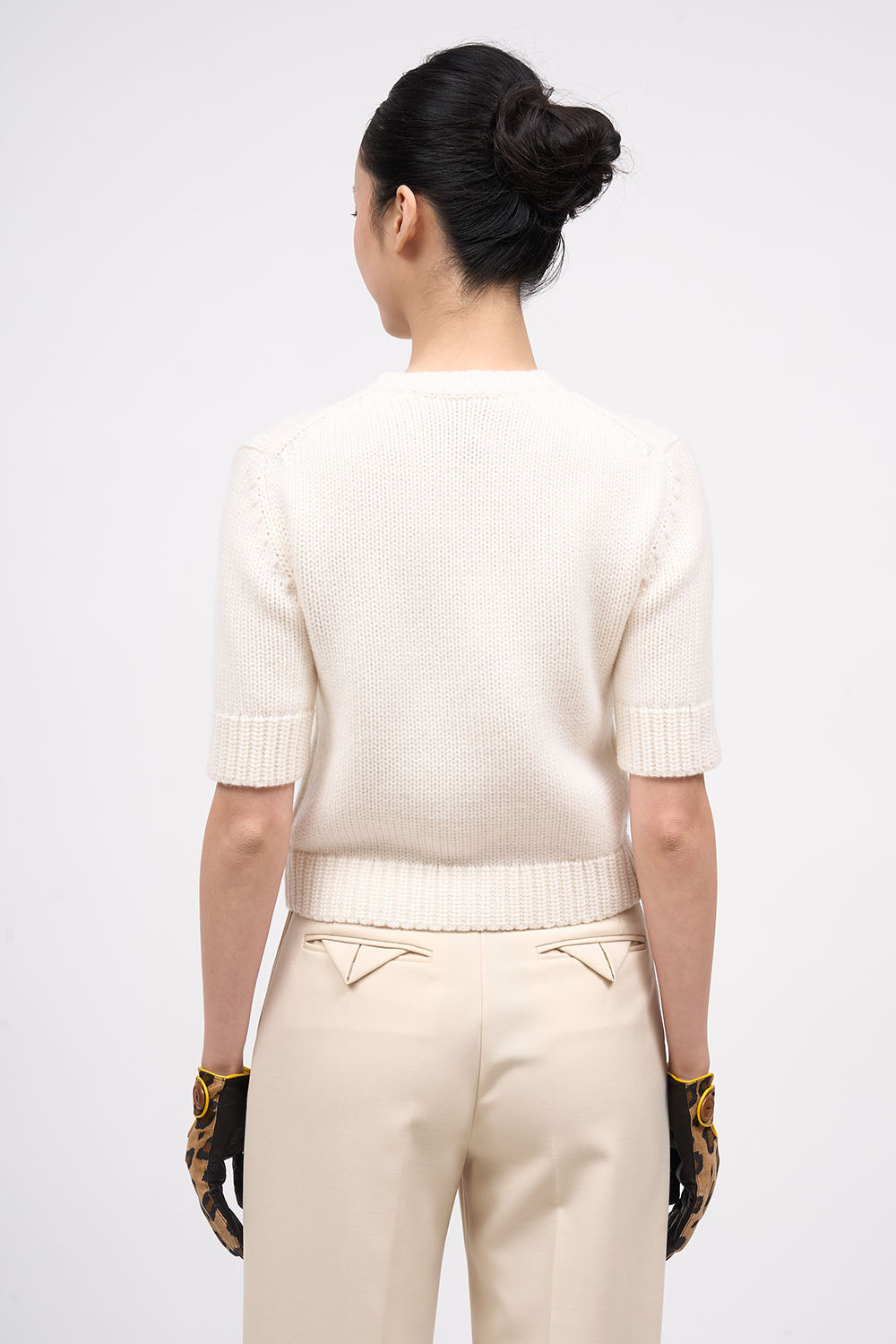Cardigan Matou manches courtes en cachemire mélangé off white boutons chat gold