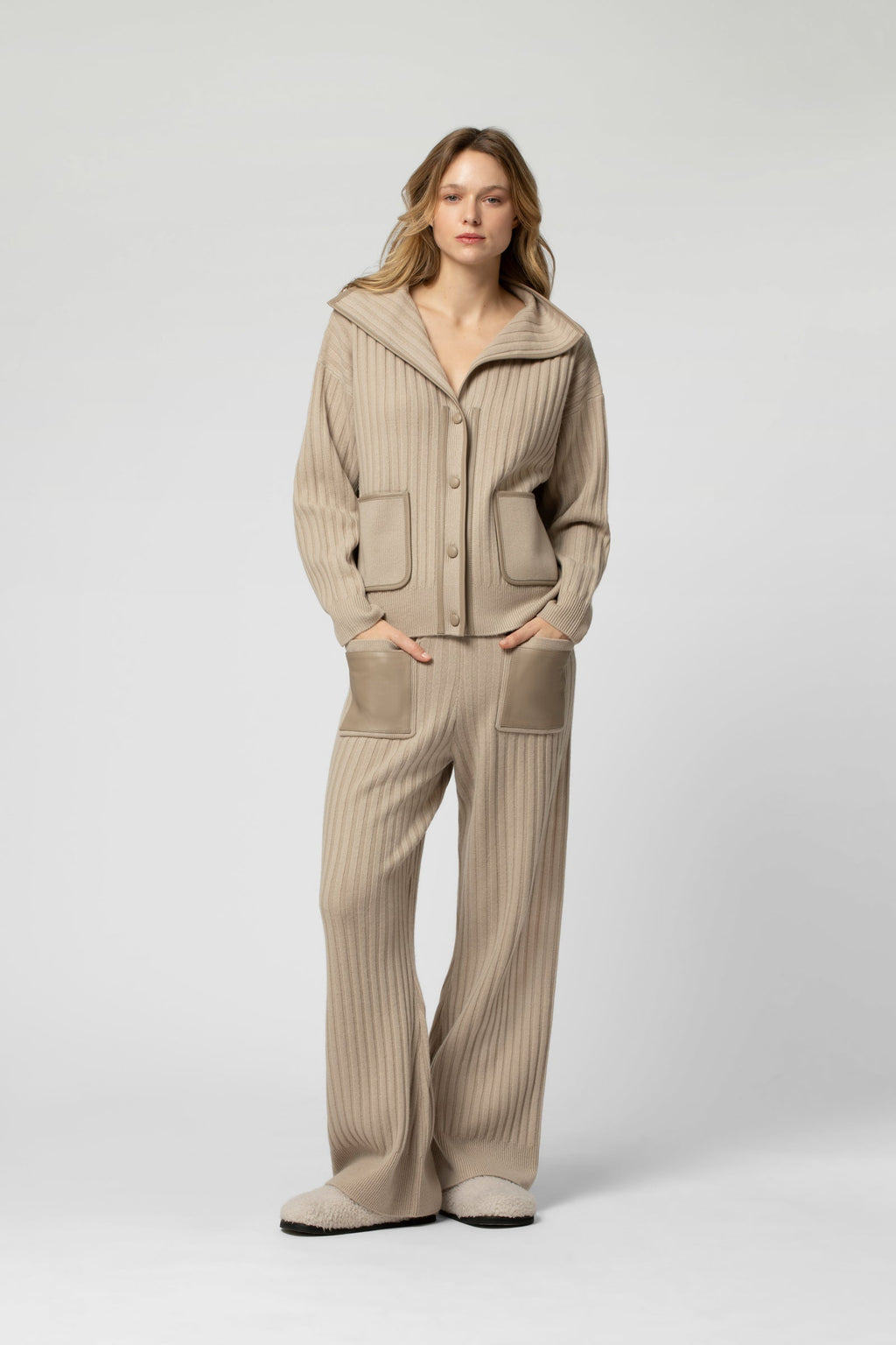 BRUME trousers in ribbed knit, two patch pockets in front, hazelnut color.
