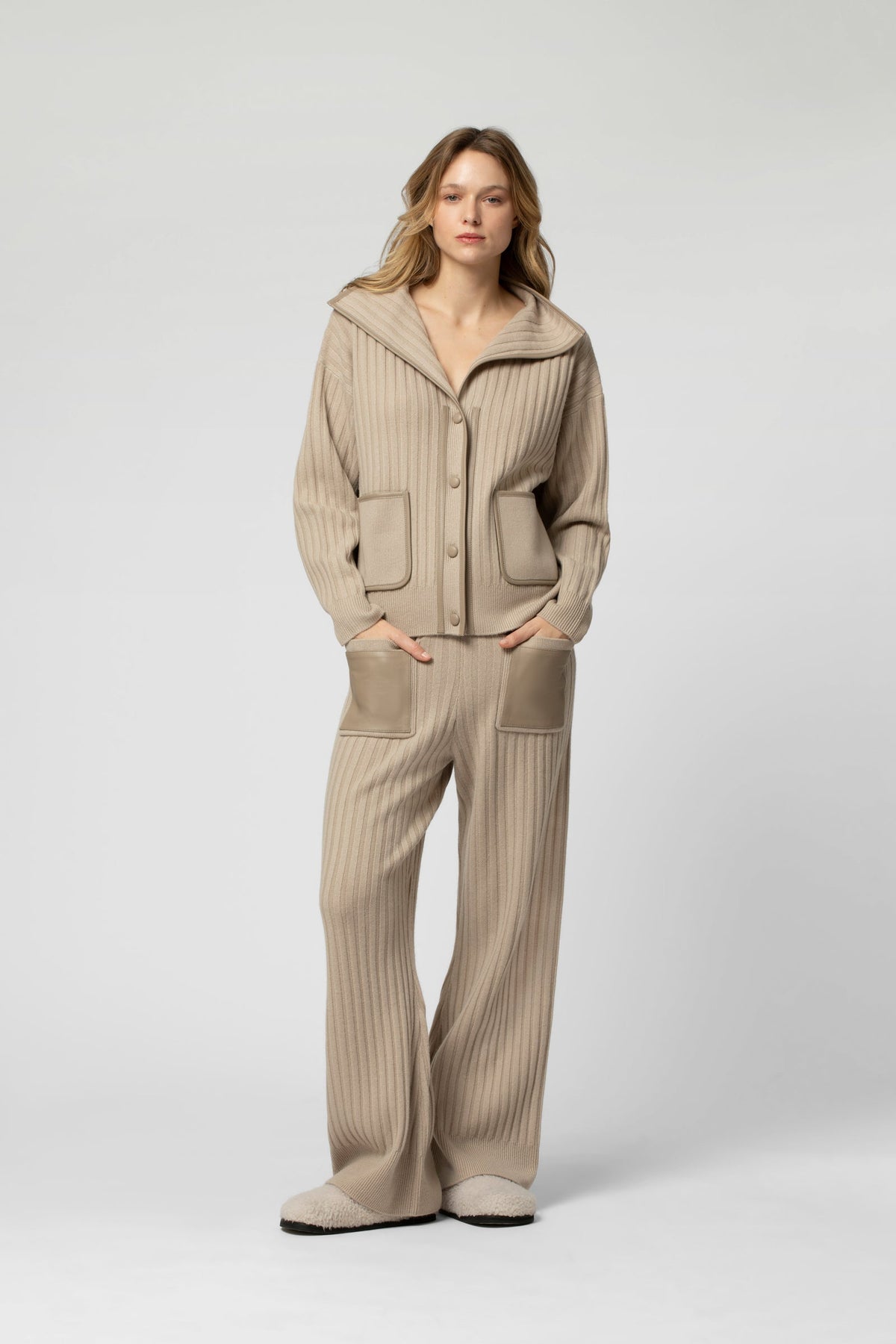 BRUME trousers in ribbed knit, two patch pockets in front, hazelnut color.