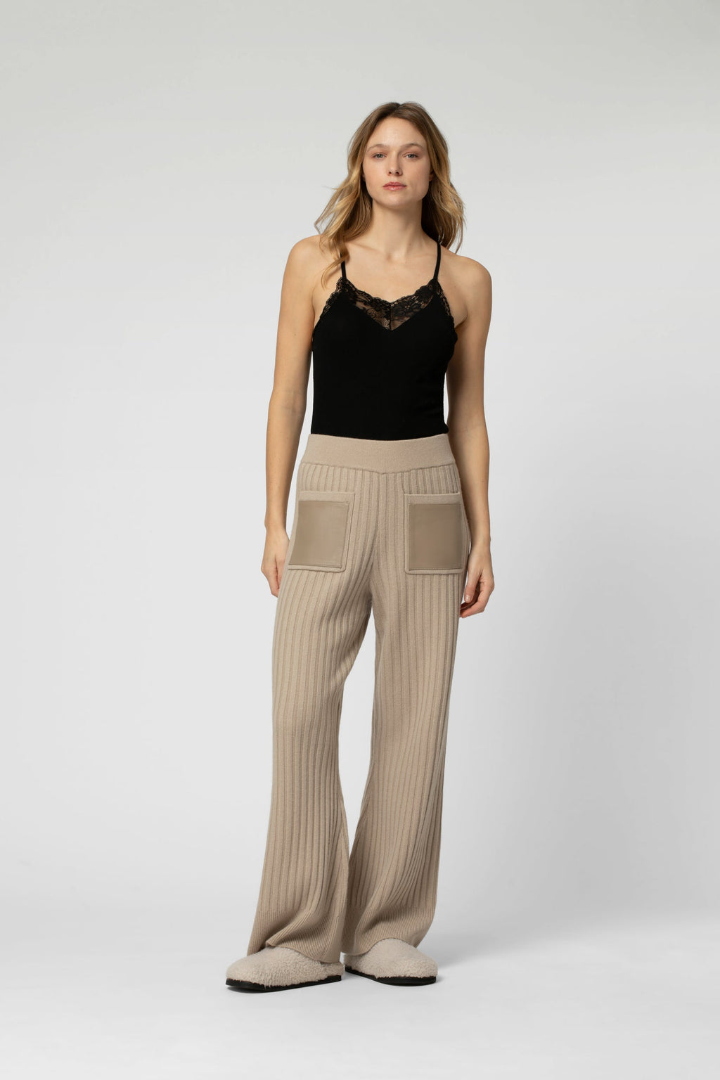 BRUME trousers in ribbed knit, two patch pockets in front, hazelnut color.