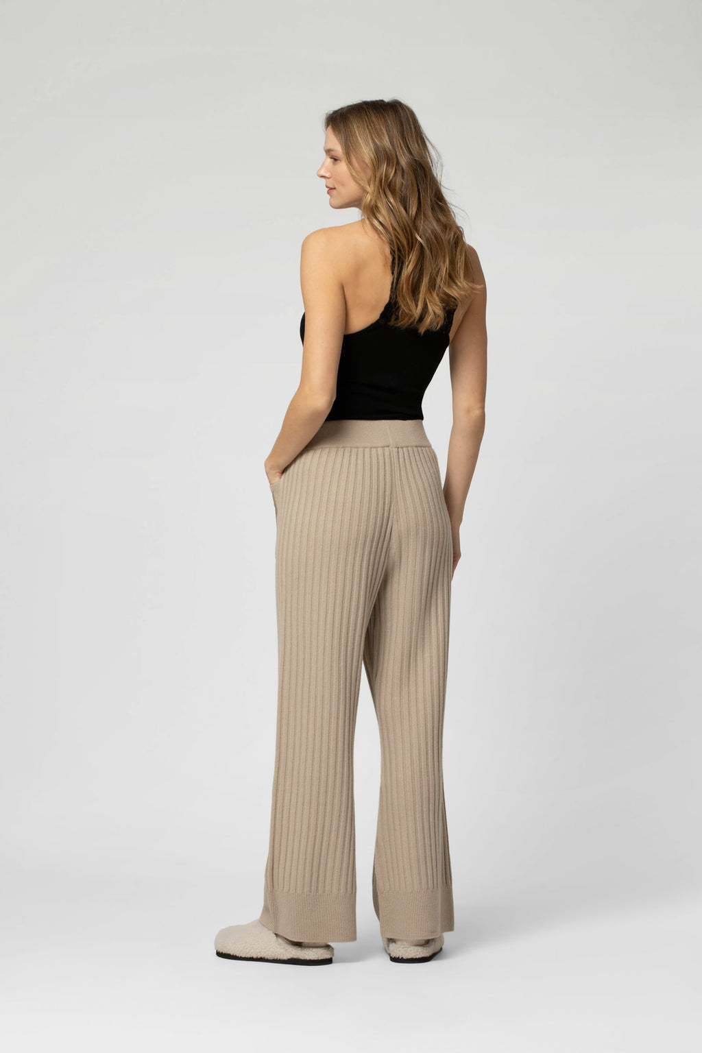 BRUME trousers in ribbed knit, two patch pockets in front, hazelnut color.