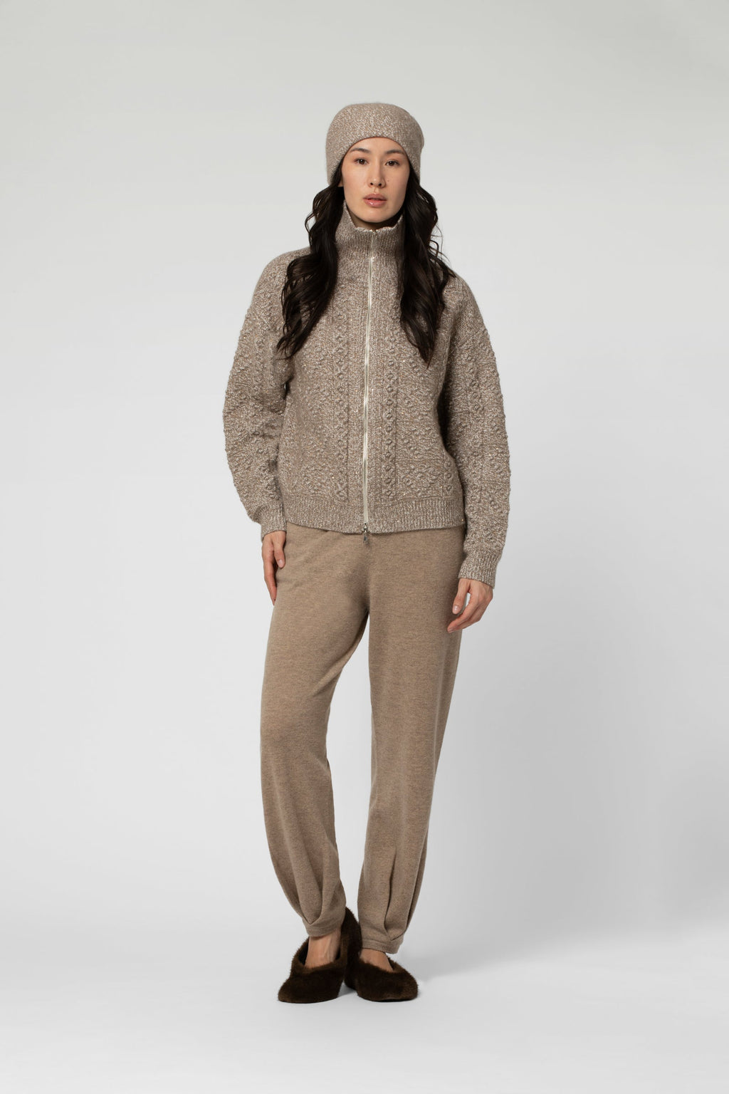 Gilet GISEE en maille couleur moka à sequins , col montant , fermeture zippéé