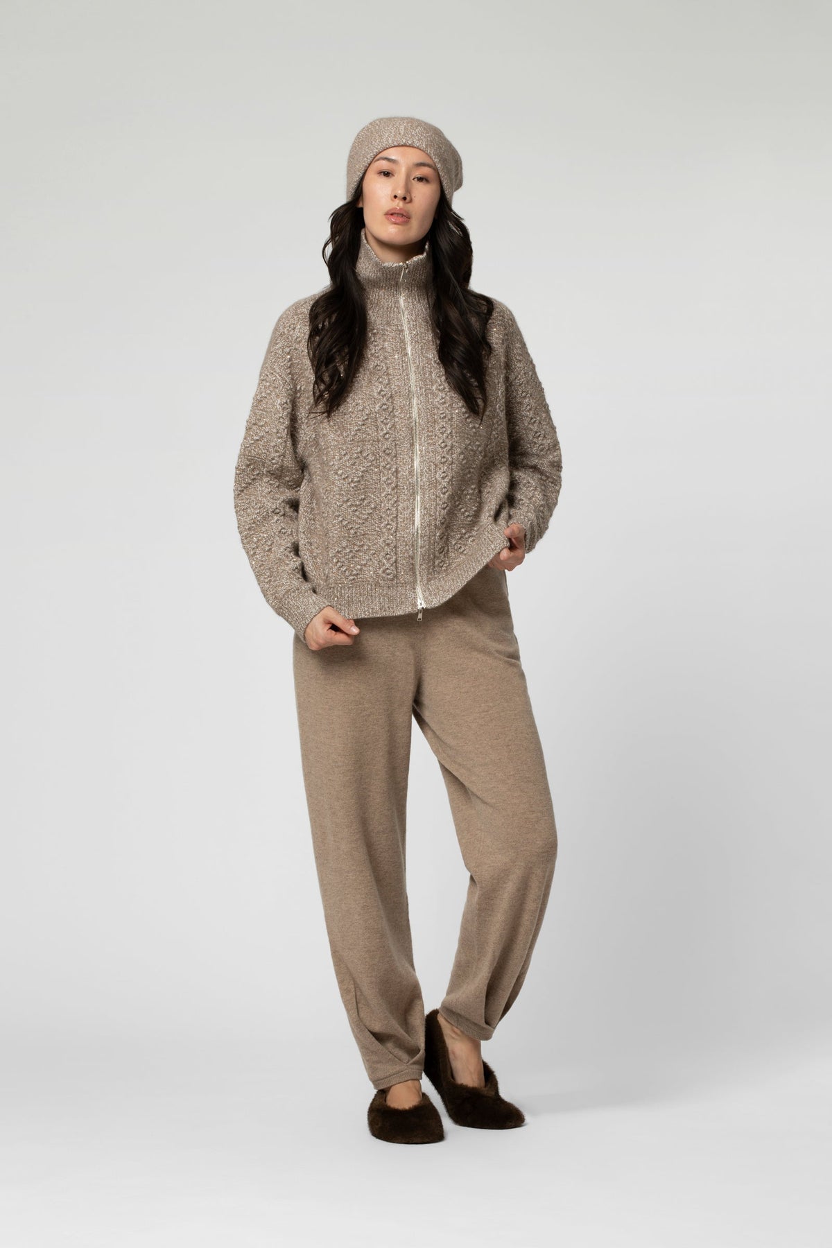 Gilet GISEE en maille couleur moka à sequins , col montant , fermeture zippéé
