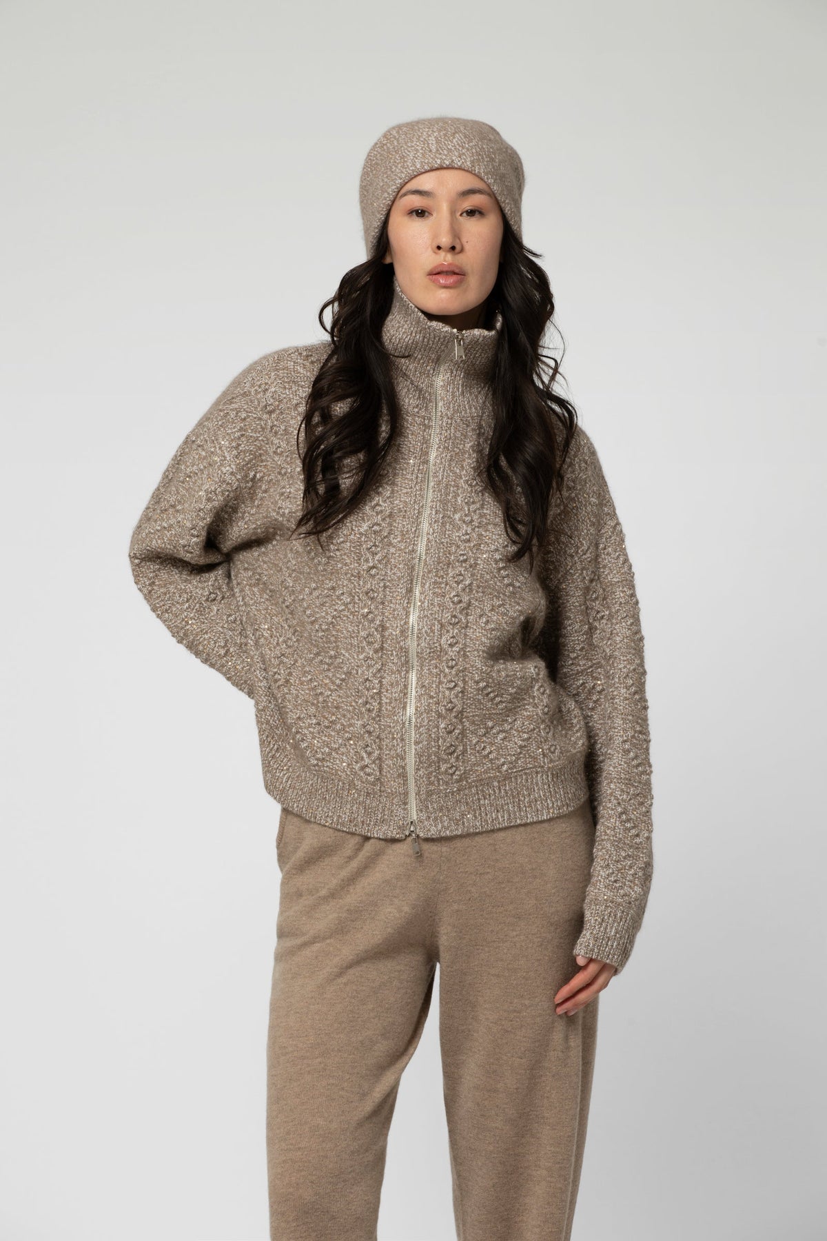 Gilet GISEE en maille couleur moka à sequins , col montant , fermeture zippéé