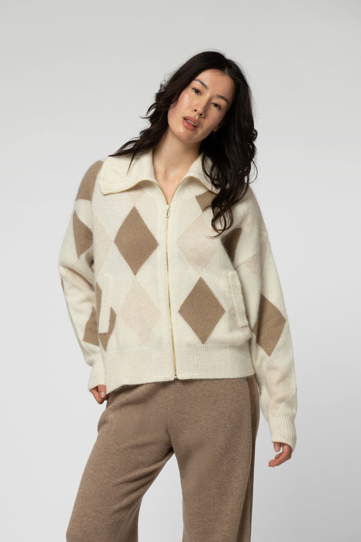 GiletGilet  GIVRE en maille à motifs losanges beiges et moka col montant , fermeture zippée