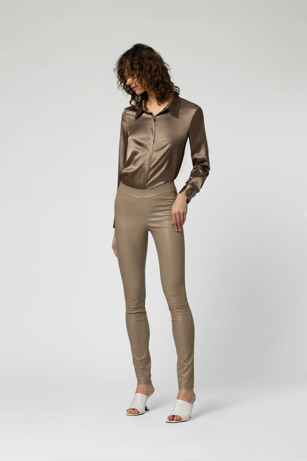 PERLEGGING en cuir coupe ajusté moka