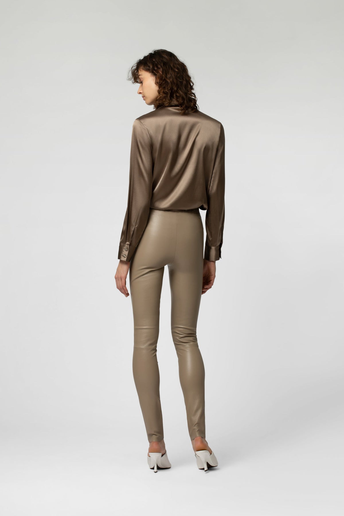 PERLEGGING en cuir coupe ajusté moka