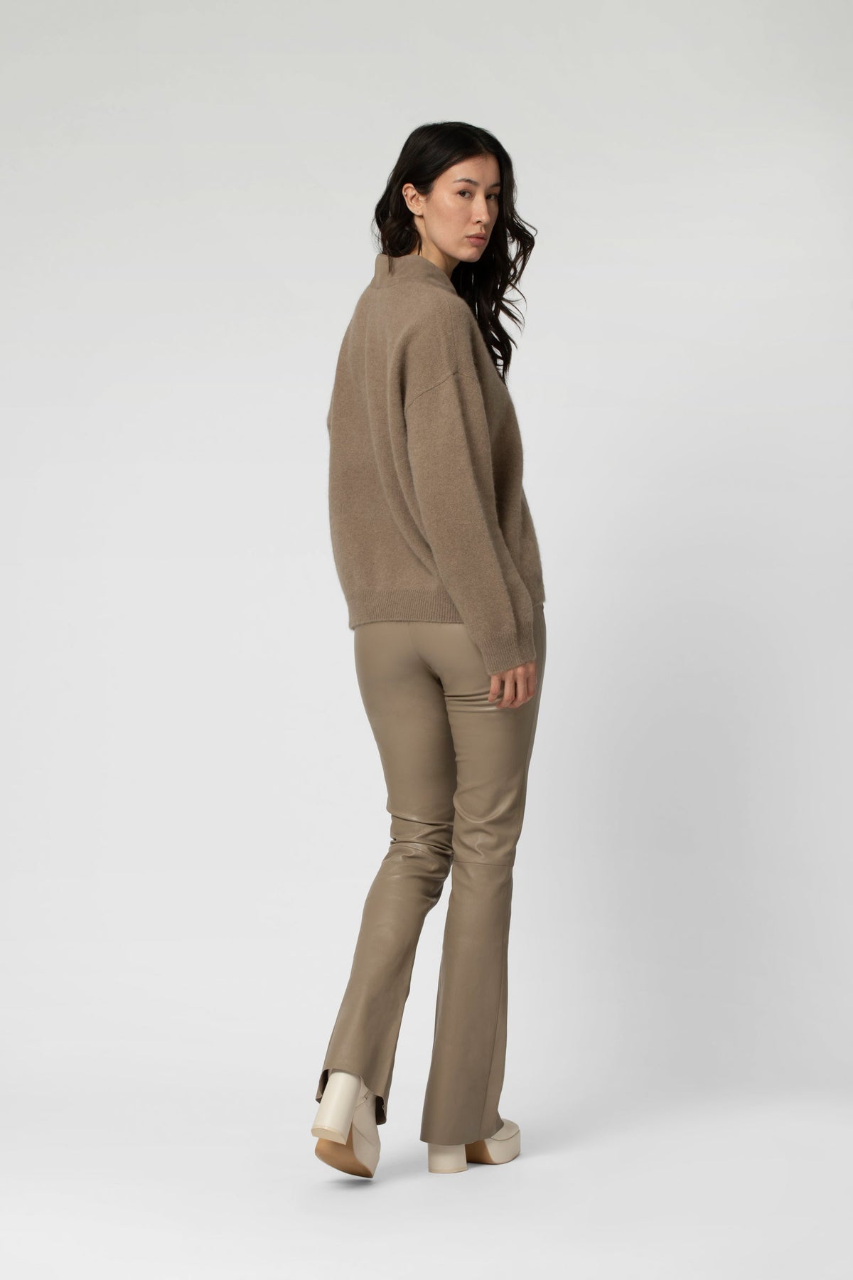 Pull PRALINE manches longues encolure V bi-matière couleur Moka