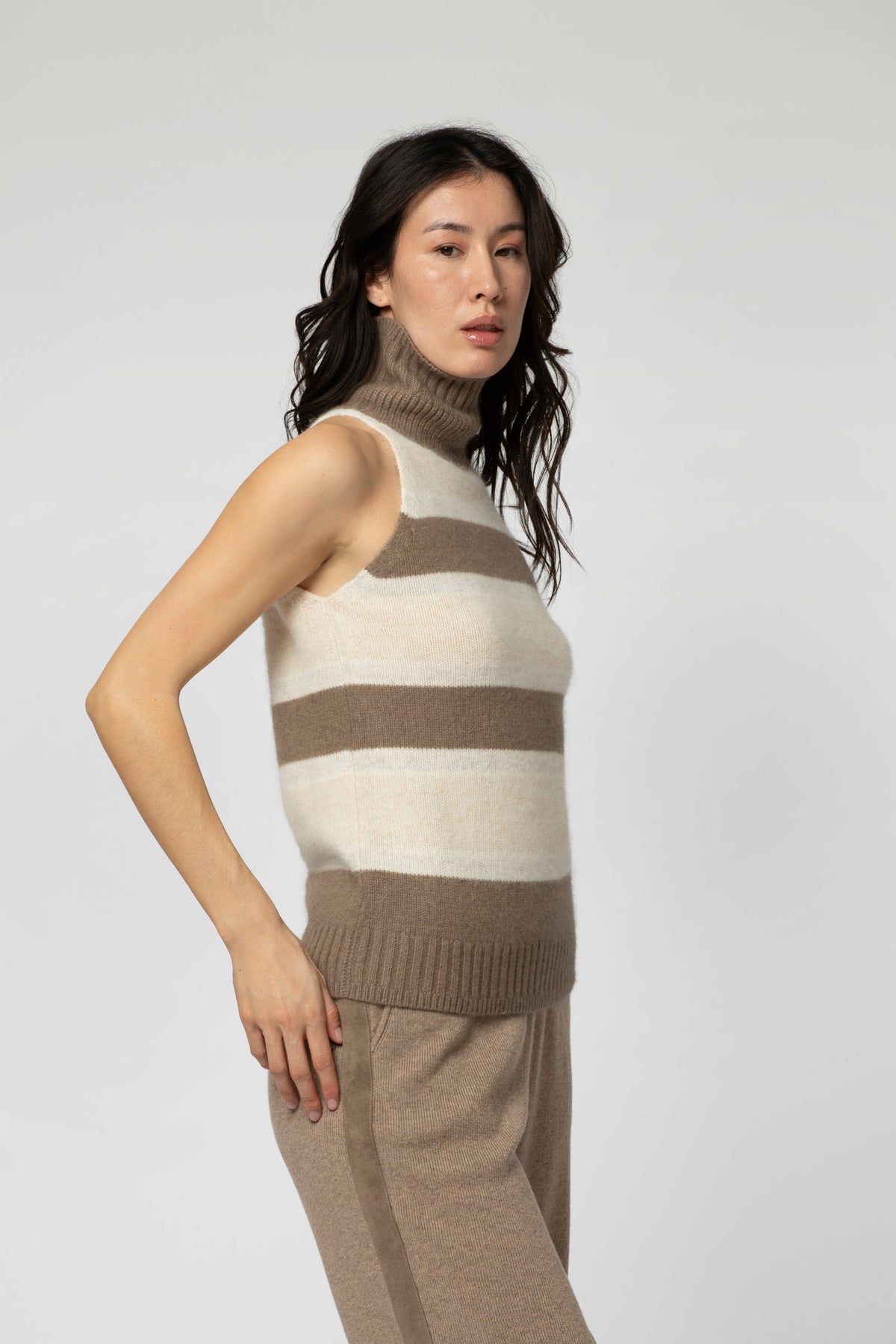 TIFF sleeveless high-neck knit sweater with beige and mocha stripes